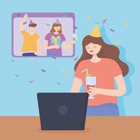 festa online, mulher feliz com coquetel com laptop, smartphone de amigos comemorando vetor