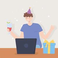 festa online, jovem feliz com bebida de presente de chapéu de festa e laptop vetor