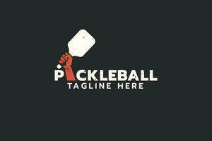 pickleball logotipo com uma combinação do uma mão segurando uma remo Como a carta Eu dentro pickleball. ótimo para logotipos, Camisetas, adesivos, etc. vetor