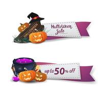 liquidação de halloween, dois banners de desconto em forma de fitas com placa de madeira, chapéu de bruxa, pote de bruxa e jack abóbora vetor