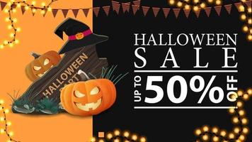 Venda de halloween, banner horizontal escuro de desconto com placa de madeira, chapéu de bruxa e jack de abóbora vetor