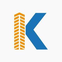 carta k real Estado logotipo conceito com construção ícone. propriedade e habitação símbolo vetor