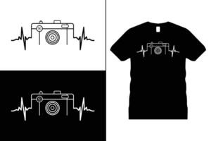 fotógrafo ou Câmera camiseta Projeto vetor. usar para camiseta, canecas, adesivos, cartões, etc. vetor