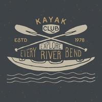 rótulo vintage kayak club, esboço desenhado à mão, distintivo retro texturizado grunge, impressão de t-shirt de design tipográfico, ilustração vetorial vetor
