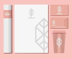 envelopes e pacote de elementos de conjunto de maquete em fundo rosa vetor