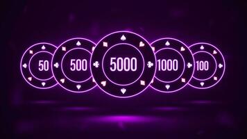 néon conjunto do pôquer salgadinhos em uma roxa fundo. brilhante cassino salgadinhos a partir de 100 para 5000. vetor