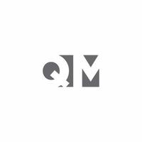 Monograma do logotipo qm com modelo de design de estilo de espaço negativo vetor
