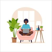 mulher afro-americana sentada no sofá com o laptop. trabalhando em um computador. freelance, educação online ou conceito de mídia social. trabalhar em casa, trabalho remoto. estilo simples. ilustração vetorial. vetor