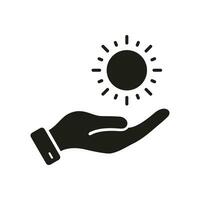 manhã luz solar dentro humano mão silhueta ícone. solar ecológico energia glifo pictograma. mão detém sol, ecologia e natureza símbolo. meio Ambiente Cuidado sólido placa. isolado vetor ilustração.