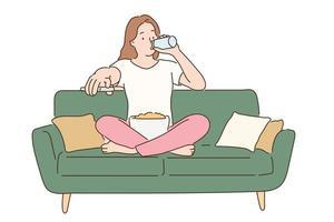 uma garota está sentada confortavelmente no sofá e assistindo TV com um lanche entre as pernas. mão desenhada estilo ilustrações vetoriais. vetor
