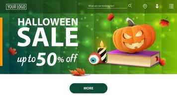 liquidação de halloween, até 50 de desconto, banner horizontal de desconto para o site da página inicial com textura poligonal verde, livro de feitiços e jack de abóbora vetor