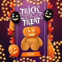 Doces ou travessuras, cartão quadrado roxo para site com fita vertical com decoração de halloween, botão, balões de halloween, guirlanda, ursinho de pelúcia com cabeça de abóbora vetor