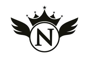 carta n transporte logotipo com asa, escudo e coroa ícone. asa logotipo em escudo símbolo vetor