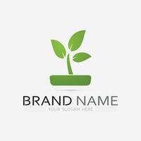 jardinagem logotipo com pá ícone e árvore com verde folhas logotipo modelo. vetor