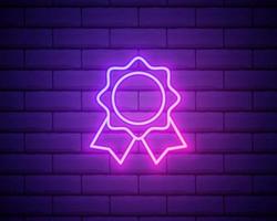 ícone de linha de medalha de prêmio. luzes de laser neon. símbolo de conquista do vencedor. glória ou sinal de honra. emblema do banner com o ícone de recompensa. vetor isolado na parede de tijolos.