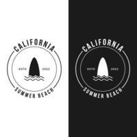 verão surfar Califórnia logotipo modelo retro vintage com prancha de surfe e ondas concept.logo para rótulo, verão feriado, negócios, distintivo. vetor