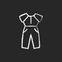 ícone de giz branco macacão em fundo escuro. roupa feminina. roupas esportivas femininas. roupas da moda para senhoras. roupa elegante. roupa para casa e roupa de dormir. ilustração vetorial isolada no quadro negro vetor