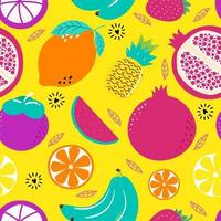 mão desenhada bonito padrão sem emenda frutas, laranja, banana, romã, mangostão, morango, abacaxi, melancia, limão e folha em fundo amarelo. ilustração vetorial. vetor