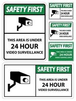 segurança em primeiro lugar, esta área está sob o sinal de símbolo de vigilância por vídeo 24 horas isolado no fundo branco, ilustração vetorial vetor
