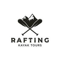 retro vintage hipster elemento logotipo modelo rafting ou caiaque com montanhas e floresta.logo para rafting clube, esportes, aventura e distintivo. vetor