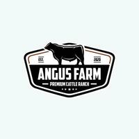 angus Fazenda gado rancho logotipo. emblema crachá vetor isolado. melhor para gado relacionado indústria