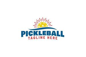 pickleball logotipo com uma combinação do uma bola, sol, e horizonte linha para pickleball clube, torneio, treinamento, etc. vetor