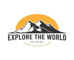 design de logotipo de exploração de montanha ao ar livre vetor
