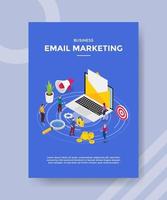 e-mail marketing empresarial em laptop pessoas em pé vetor