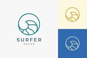 logotipo do tema marinho ou aquático em forma de círculo simples de ondas do oceano vetor