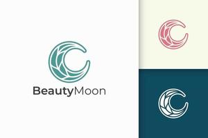 logotipo feminino de cuidados de beleza com a combinação da forma de lua e folha vetor