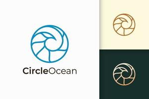 o logotipo do mar ou oceano em forma de círculo simples representa praia ou surfe vetor