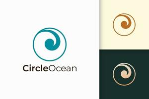 o logotipo do mar ou oceano em forma de círculo simples representa praia ou surfe vetor