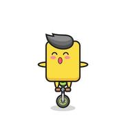 o personagem bonito do cartão amarelo está andando de bicicleta de circo vetor