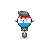 o personagem fofo do distintivo da bandeira do luxemburgo está andando de bicicleta de circo vetor