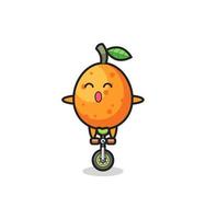 o personagem fofo do kumquat está andando de bicicleta de circo vetor