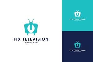 design do logotipo do espaço negativo da chave da televisão vetor