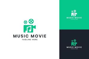 design do logotipo do espaço negativo do filme musical vetor