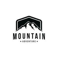 montanha aventura ao ar livre logotipo Projeto crachá vetor