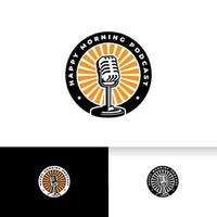 modelo de logotipo de podcast. microfone do microfone e ilustração do nascer do sol. vetor