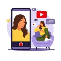 mulher video blogger sentada no sofá com o telefone e gravando vídeo. vetor