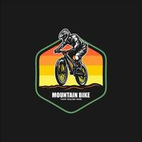 montanha bicicleta logotipo vetor símbolo