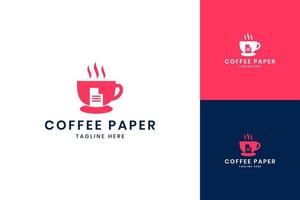 Design de logotipo de espaço negativo de papel de café vetor