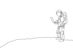 um desenho de linha contínua de um jovem astronauta em um traje espacial em pé enquanto digita na superfície da lua. escritório de negócios de astronauta com conceito de espaço profundo. ilustração em vetor desenho dinâmico de desenho de linha única