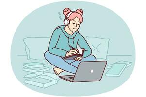 menina em fones de ouvido estuda no laptop em casa faz anotações no caderno. aluna feliz em fones de ouvido escreve bloco de notas tem aula online no computador. ilustração vetorial. vetor