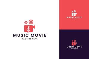 design do logotipo do espaço negativo do filme musical vetor