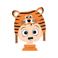 avatar de menino com emoções em pânico, rosto surpreso, olhos chocados com chapéu de tigre. lindo filho com expressão de medo em fantasia de carnaval para o ano novo, Natal e férias. cabeça de criança adorável vetor