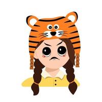 avatar de menina com emoções de raiva, cara mal-humorada, olhos furiosos com chapéu de tigre. lindo filho com expressão furiosa em fantasia de carnaval para o ano novo, Natal e férias. cabeça de criança adorável vetor