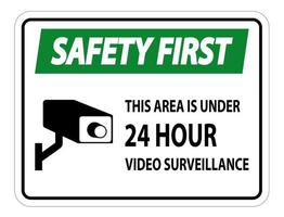 segurança em primeiro lugar, esta área está sob o sinal de símbolo de vigilância por vídeo 24 horas isolado no fundo branco, ilustração vetorial vetor