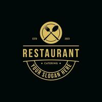 restaurante logotipo Projeto vintage retro com colher, garfo e prato vetor
