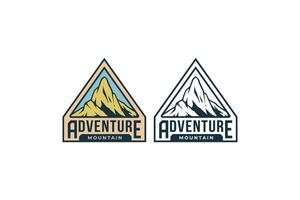 Colina ou montanha natureza crachá aventura logotipo Projeto com azul céu em quadro, Armação para esporte e aventura vetor